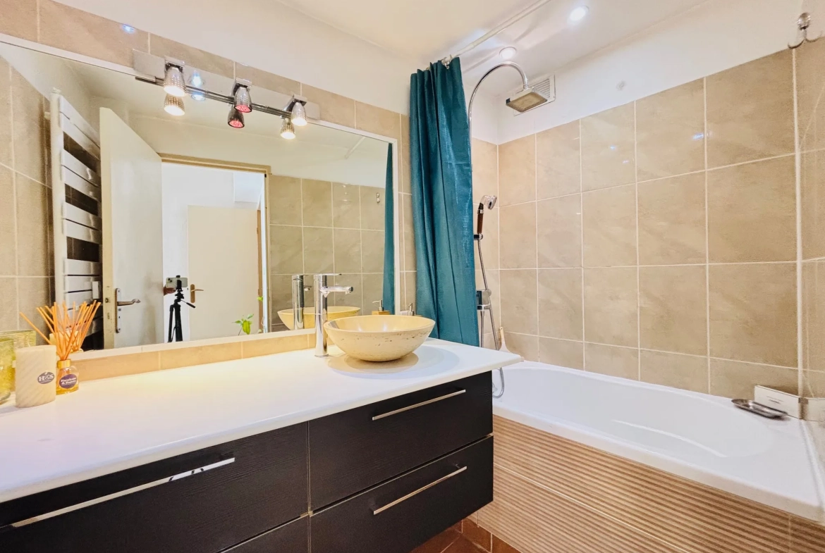 Appartement T3 lumineux avec balcons, cave et parking à Nice Saint-Roch 