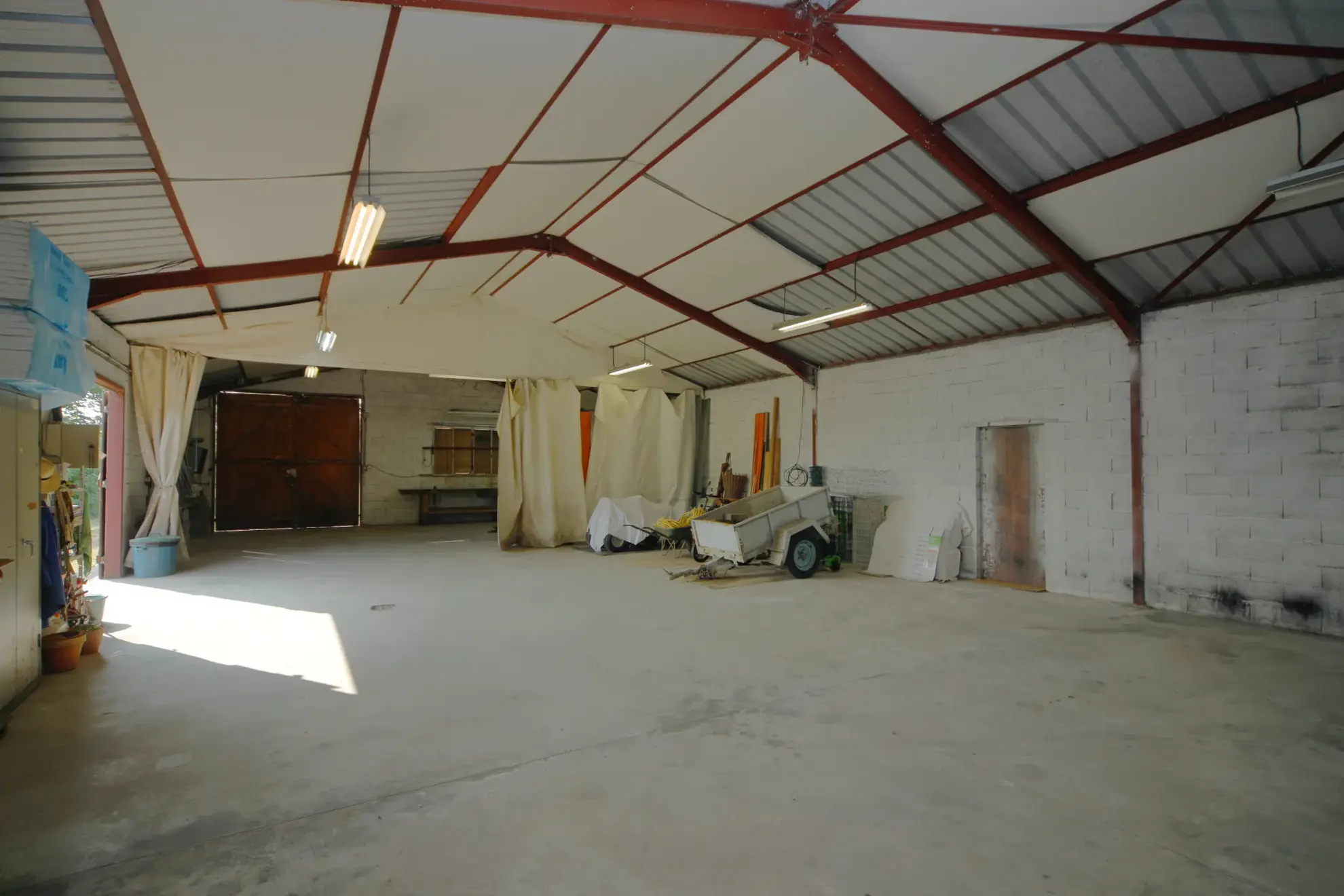 Ensemble immobilier à Grazac avec maison et grand local d’activité près de Toulouse 