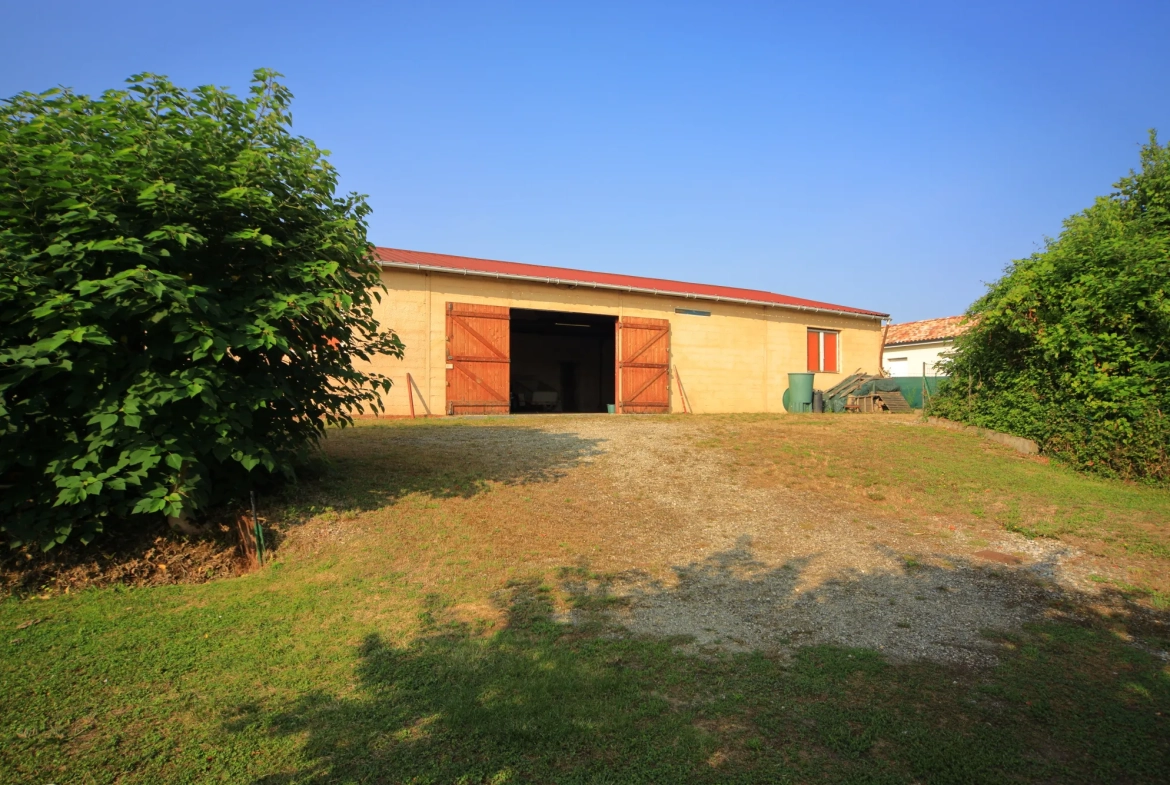 Ensemble immobilier à Grazac avec maison et grand local d’activité près de Toulouse 