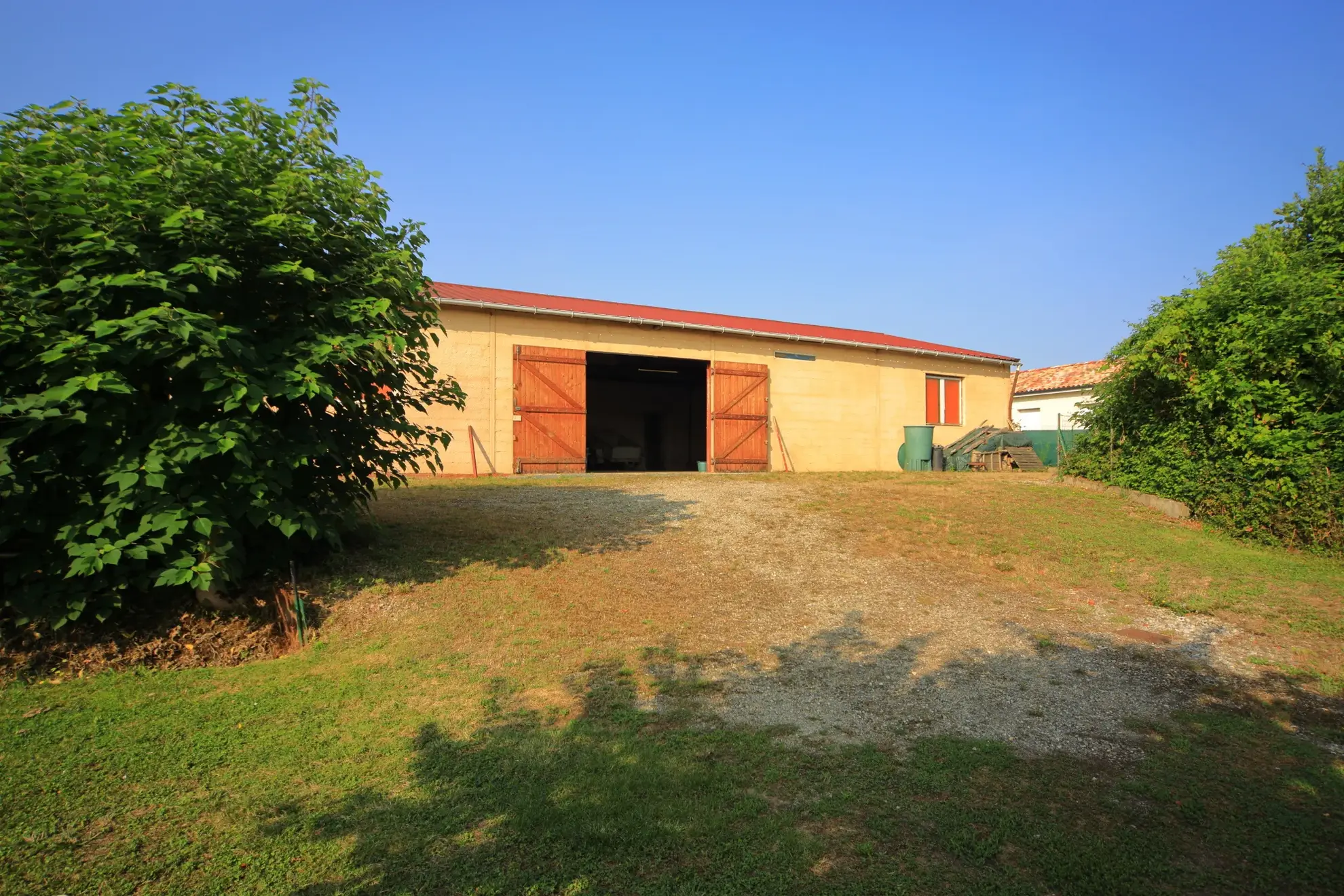 Ensemble immobilier à Grazac avec maison et grand local d’activité près de Toulouse 