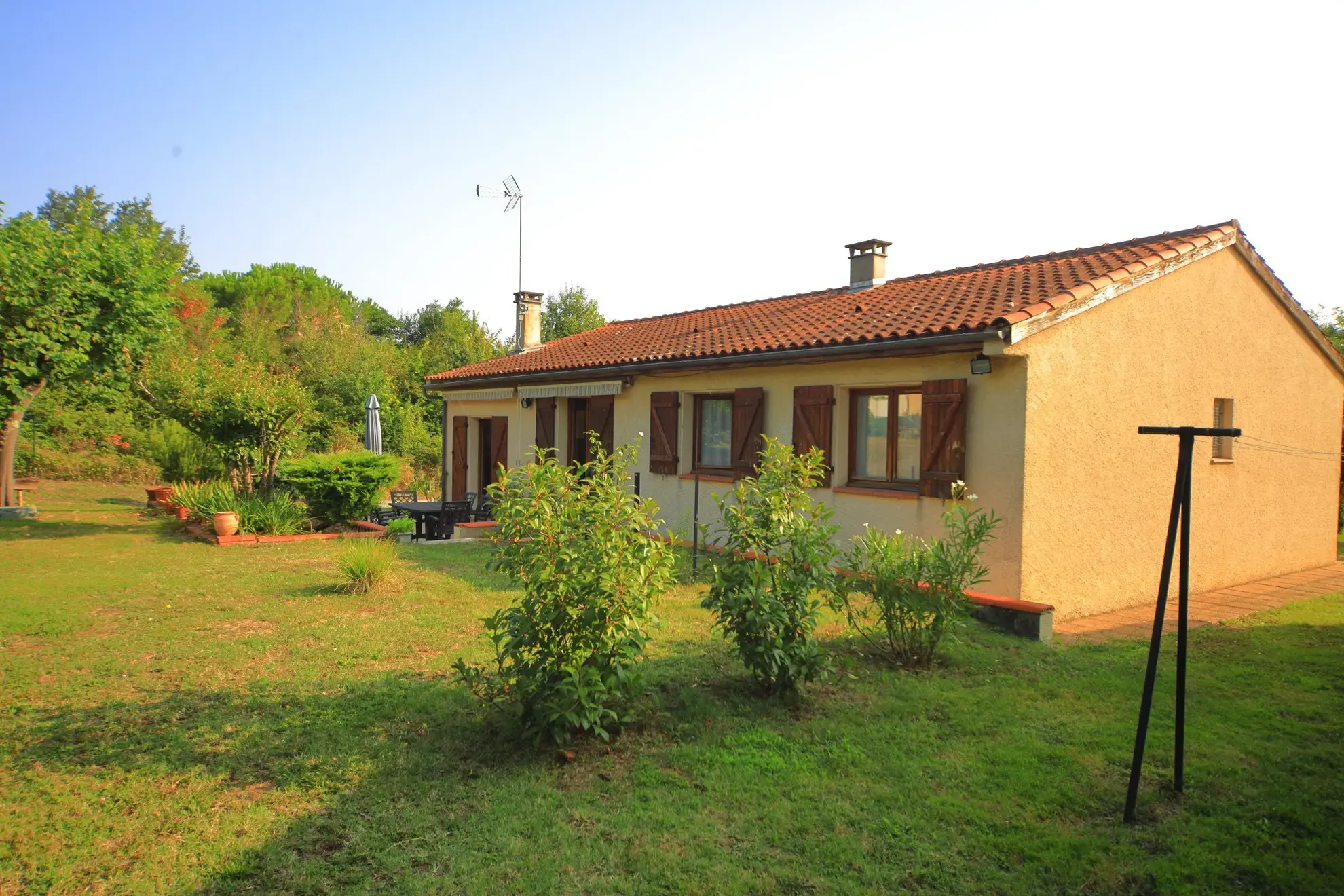Ensemble immobilier à Grazac avec maison et grand local d’activité près de Toulouse 