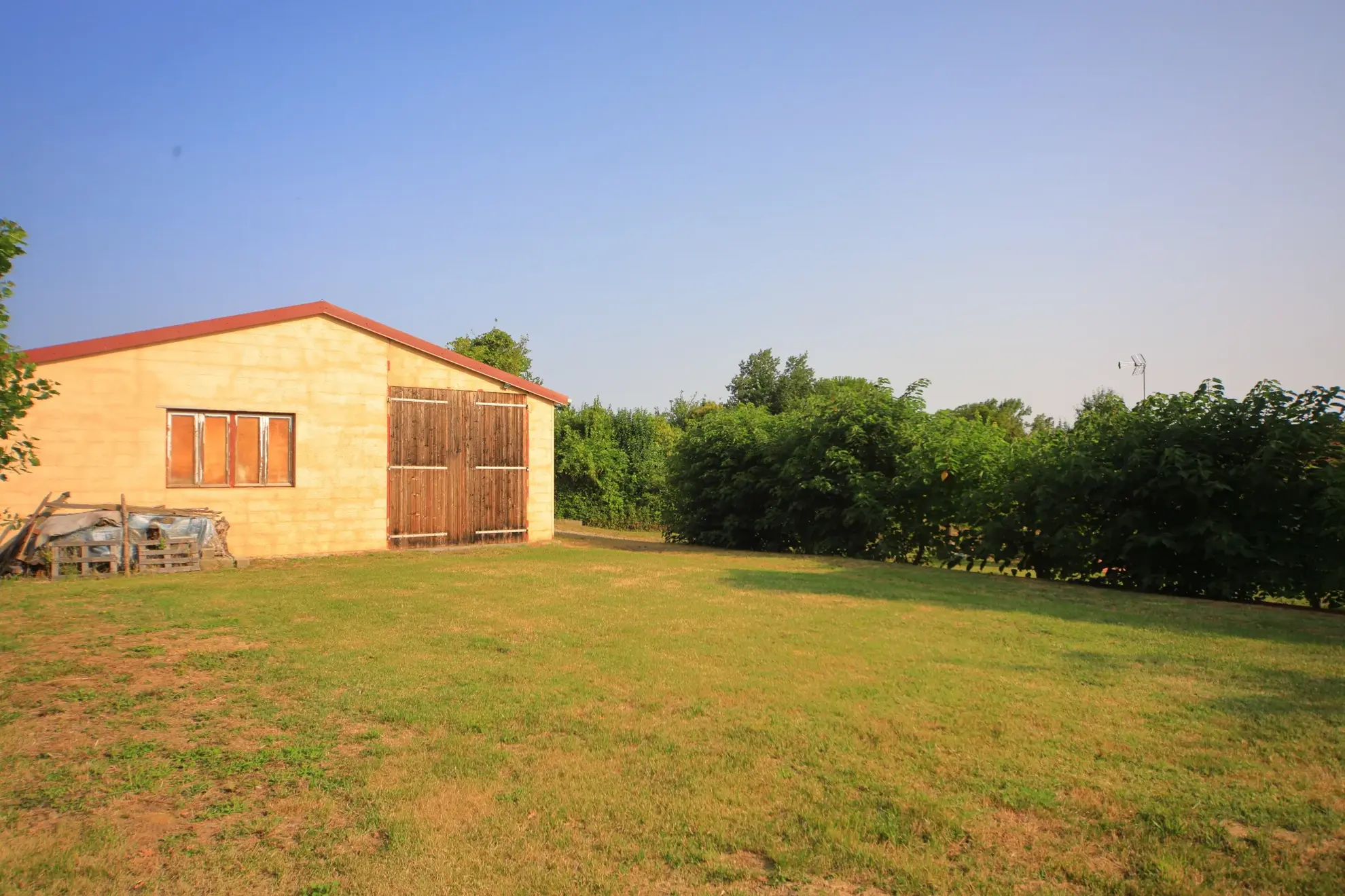 Ensemble immobilier à Grazac avec maison et grand local d’activité près de Toulouse 
