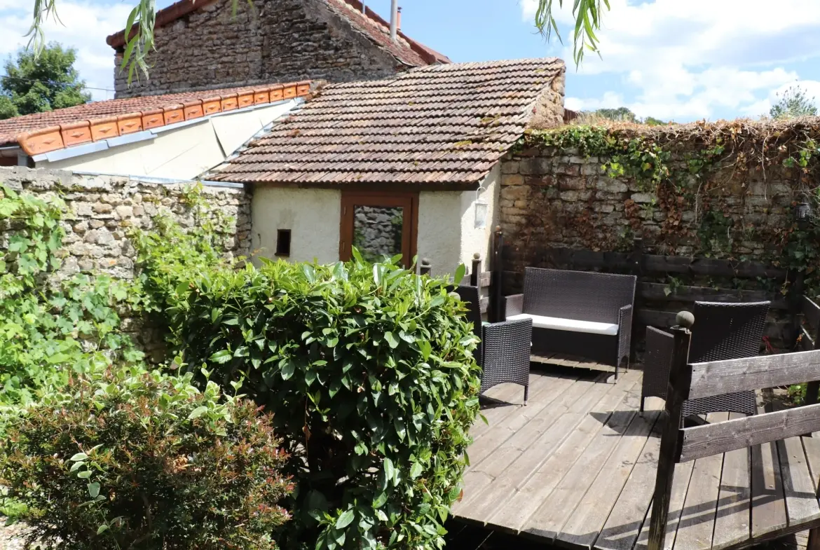 Maison spacieuse de 190 m² à Nolay avec dépendances et cour fermée 