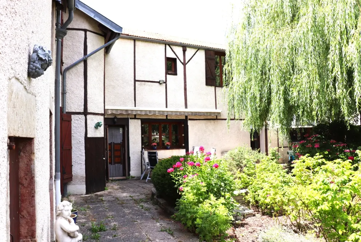Maison spacieuse de 190 m² à Nolay avec dépendances et cour fermée 