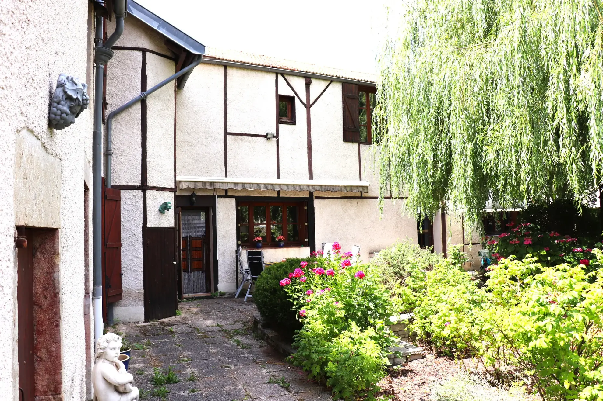 Maison spacieuse de 190 m² à Nolay avec dépendances et cour fermée 