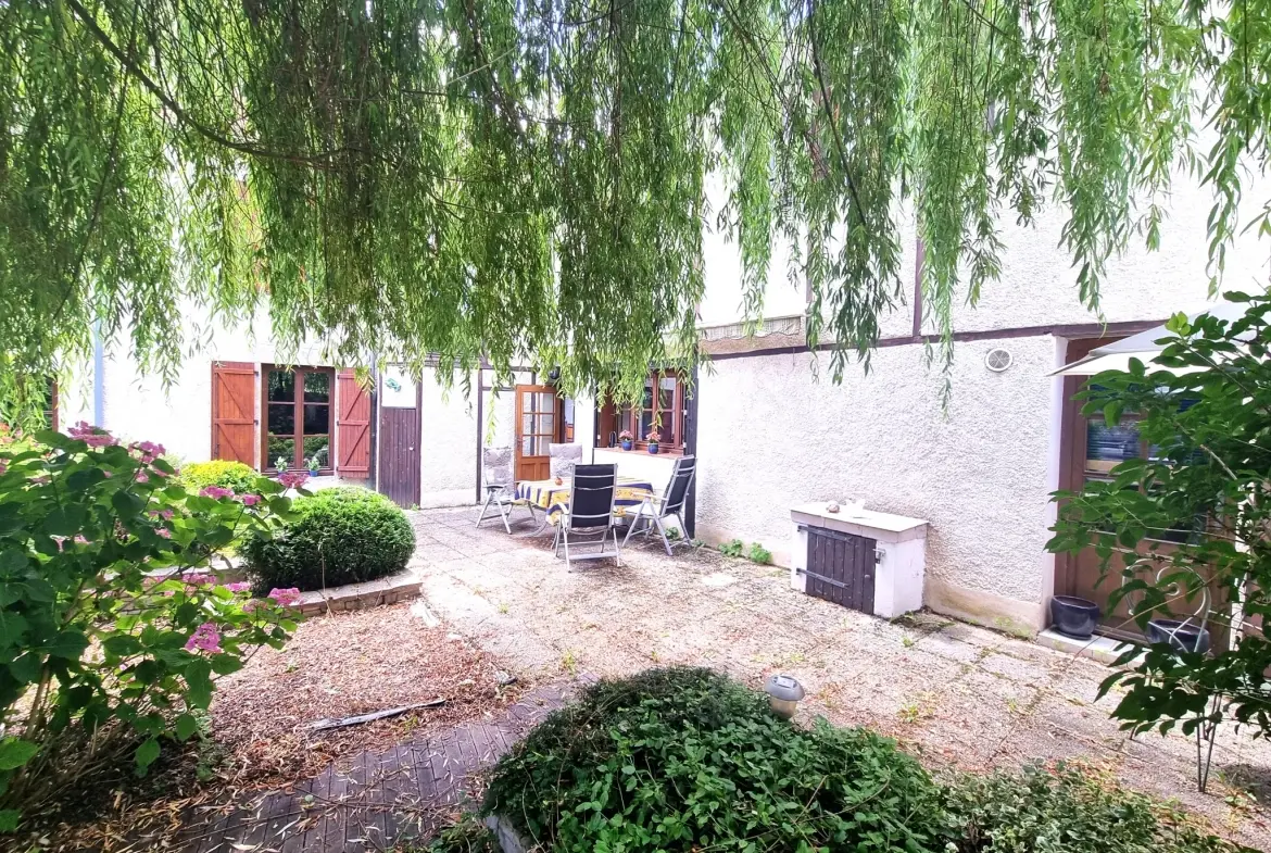 Maison spacieuse de 190 m² à Nolay avec dépendances et cour fermée 