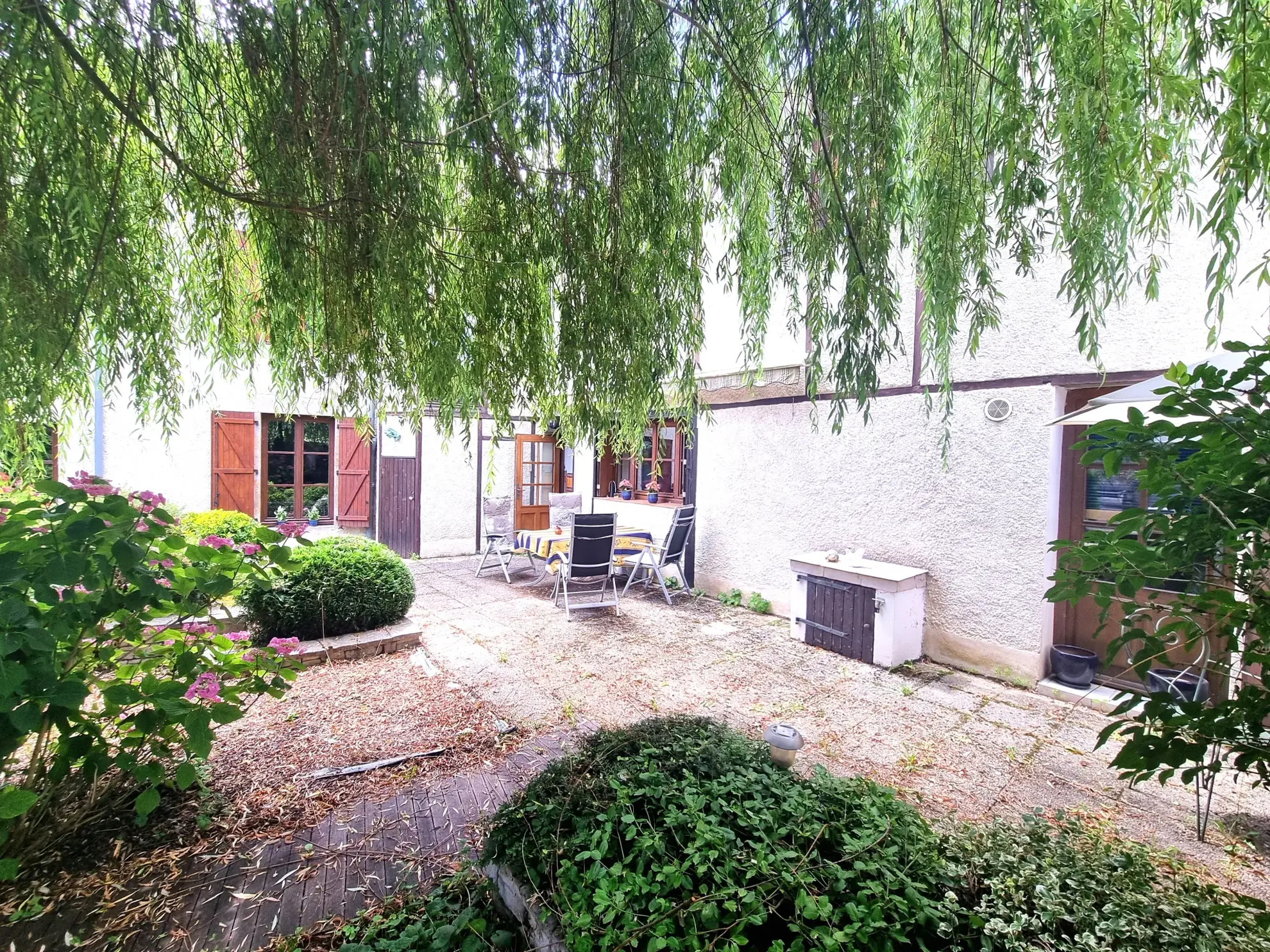 Maison spacieuse de 190 m² à Nolay avec dépendances et cour fermée 