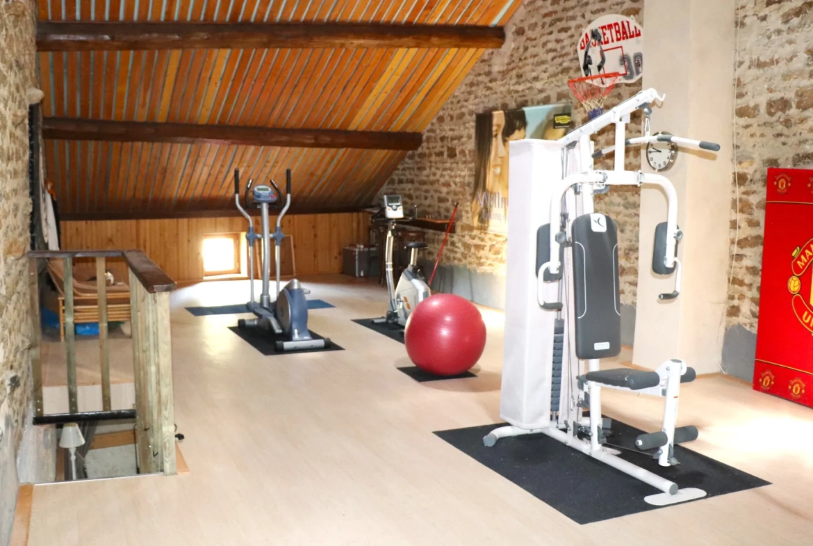 Maison spacieuse de 190 m² à Nolay avec dépendances et cour fermée 