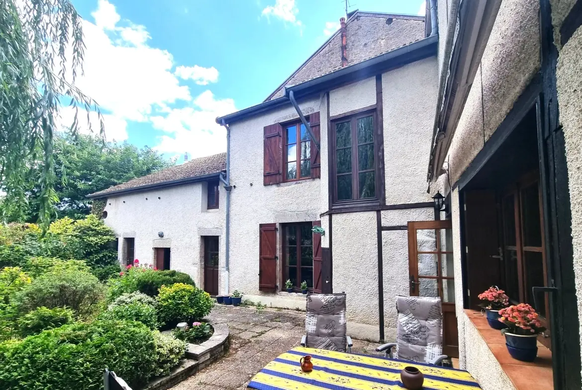 Maison spacieuse de 190 m² à Nolay avec dépendances et cour fermée 