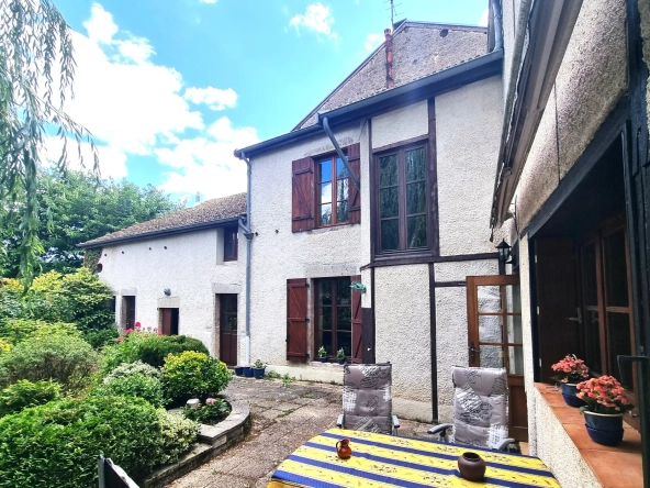 Maison spacieuse de 190 m² à Nolay avec dépendances et cour fermée