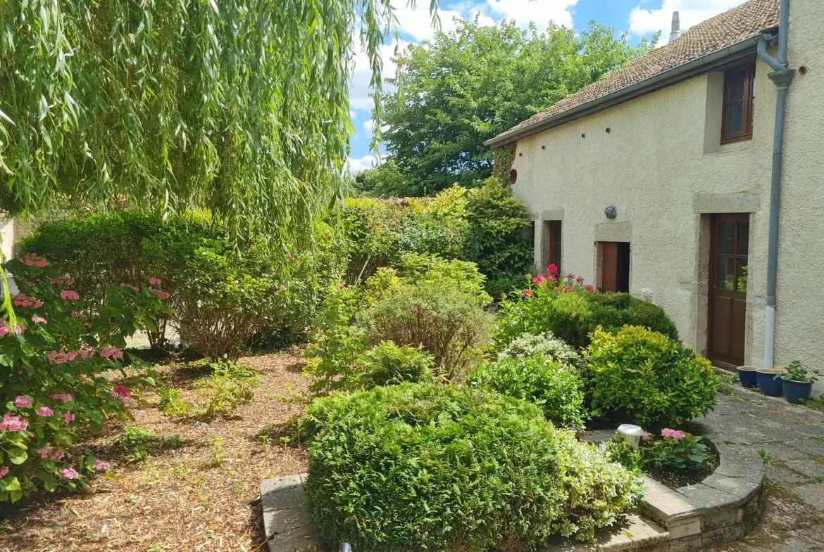 Maison spacieuse de 190 m² à Nolay avec dépendances et cour fermée 