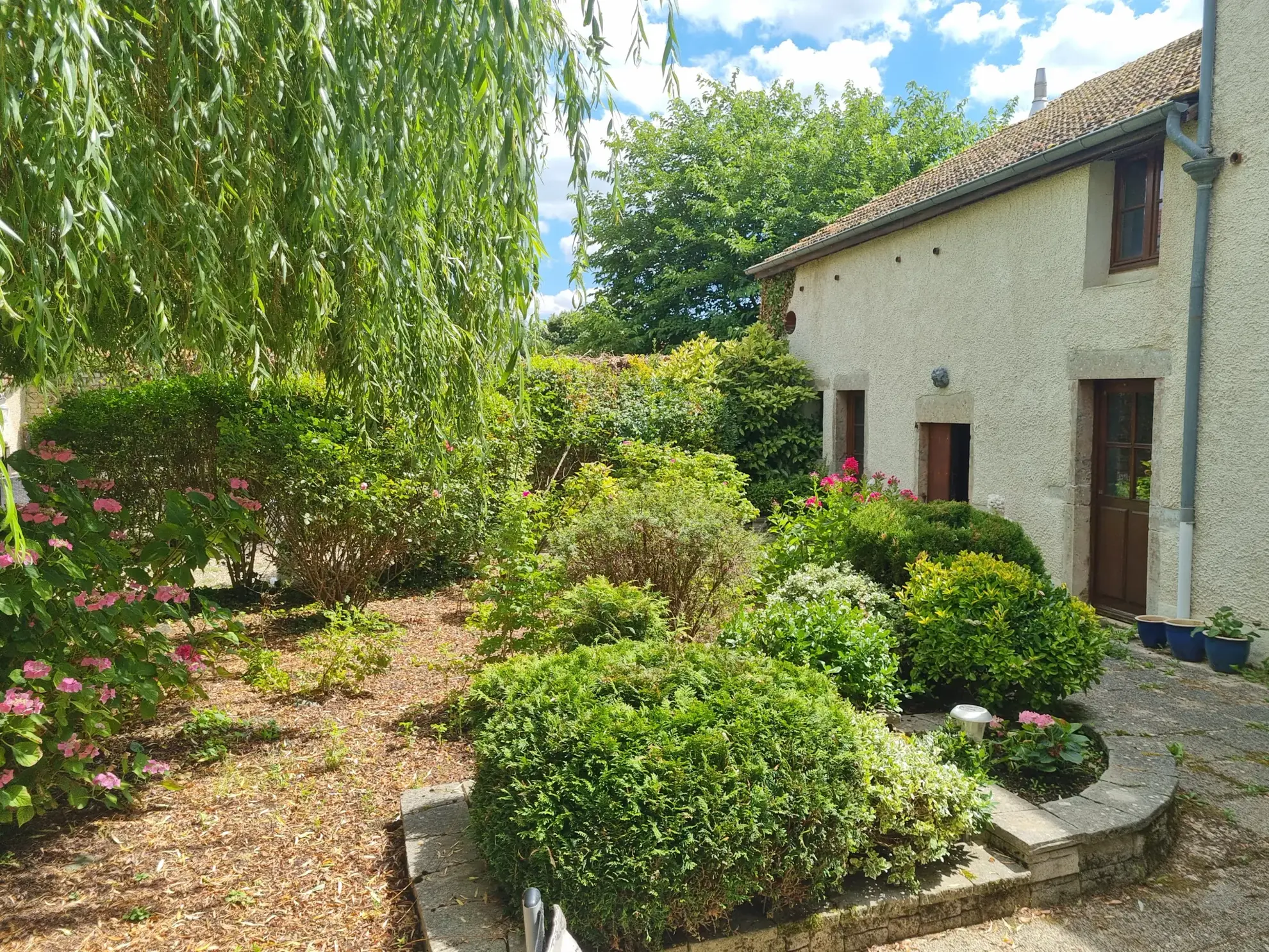 Maison spacieuse de 190 m² à Nolay avec dépendances et cour fermée 