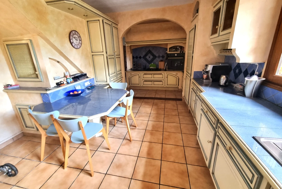Maison spacieuse de 190 m² à Nolay avec dépendances et cour fermée 