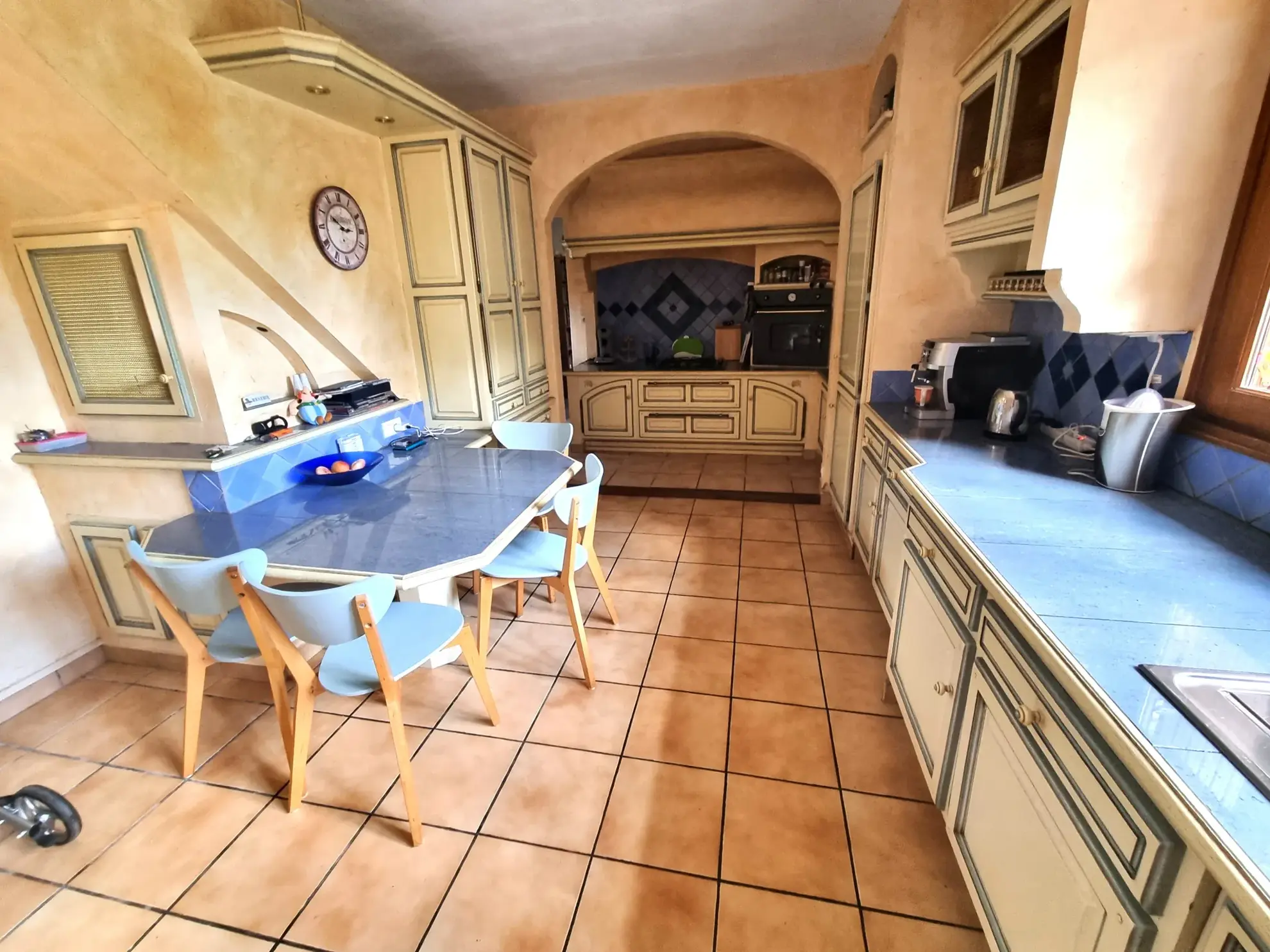Maison spacieuse de 190 m² à Nolay avec dépendances et cour fermée 
