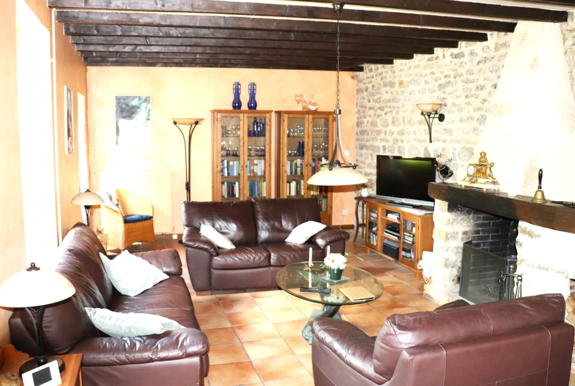 Maison spacieuse de 190 m² à Nolay avec dépendances et cour fermée 