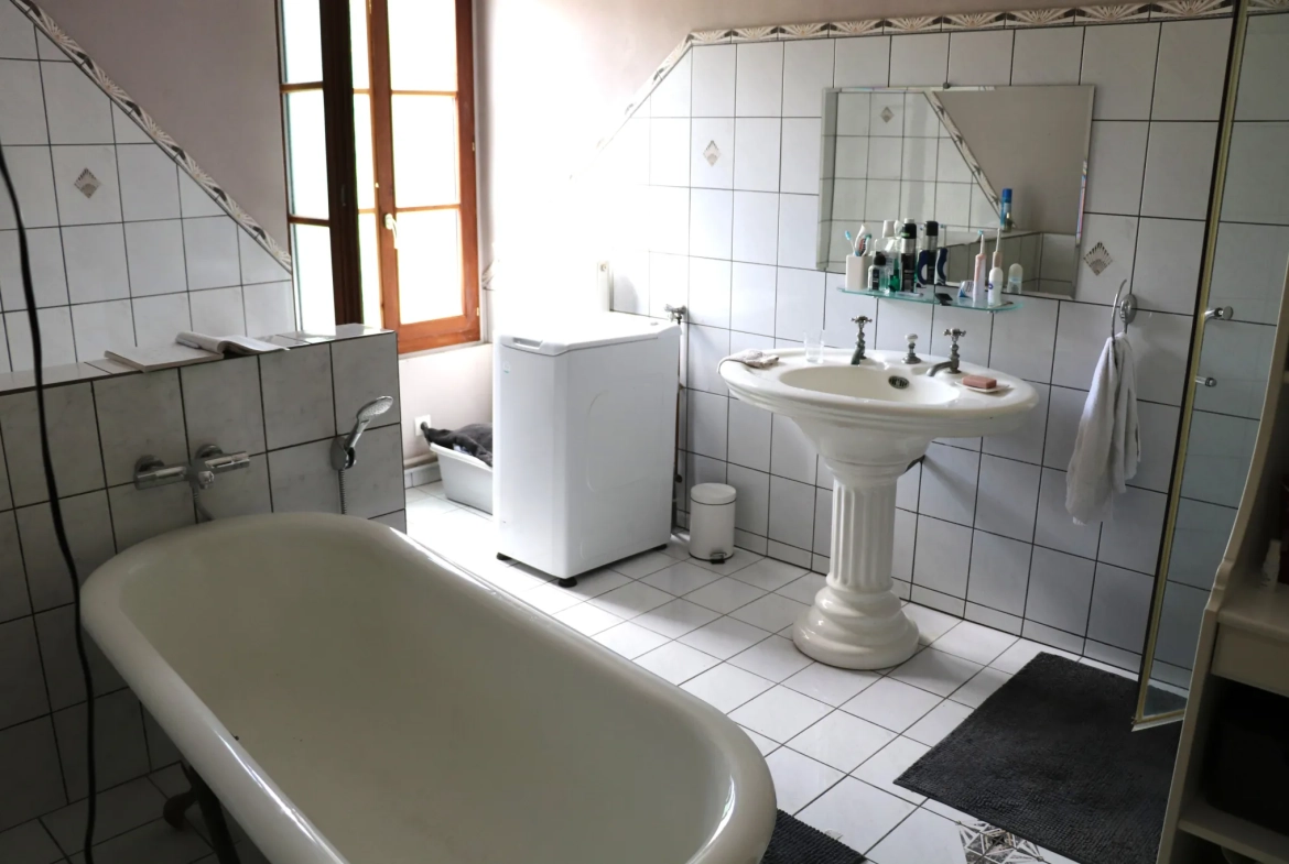 Maison spacieuse de 190 m² à Nolay avec dépendances et cour fermée 