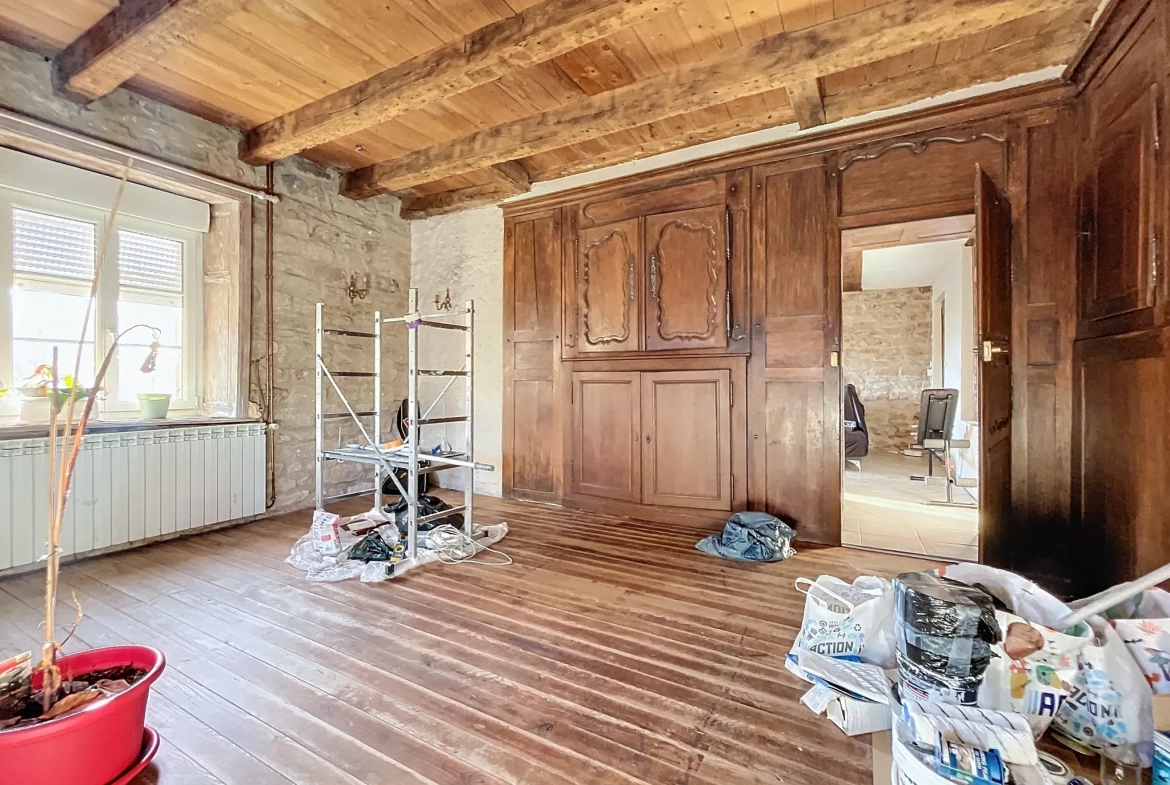 Maison à rénover à Uzémain avec piscine et grand terrain - Charmante résidence historique 