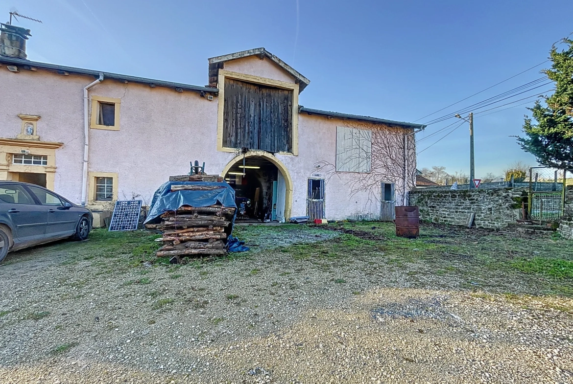 Maison à rénover à Uzémain avec piscine et grand terrain - Charmante résidence historique 