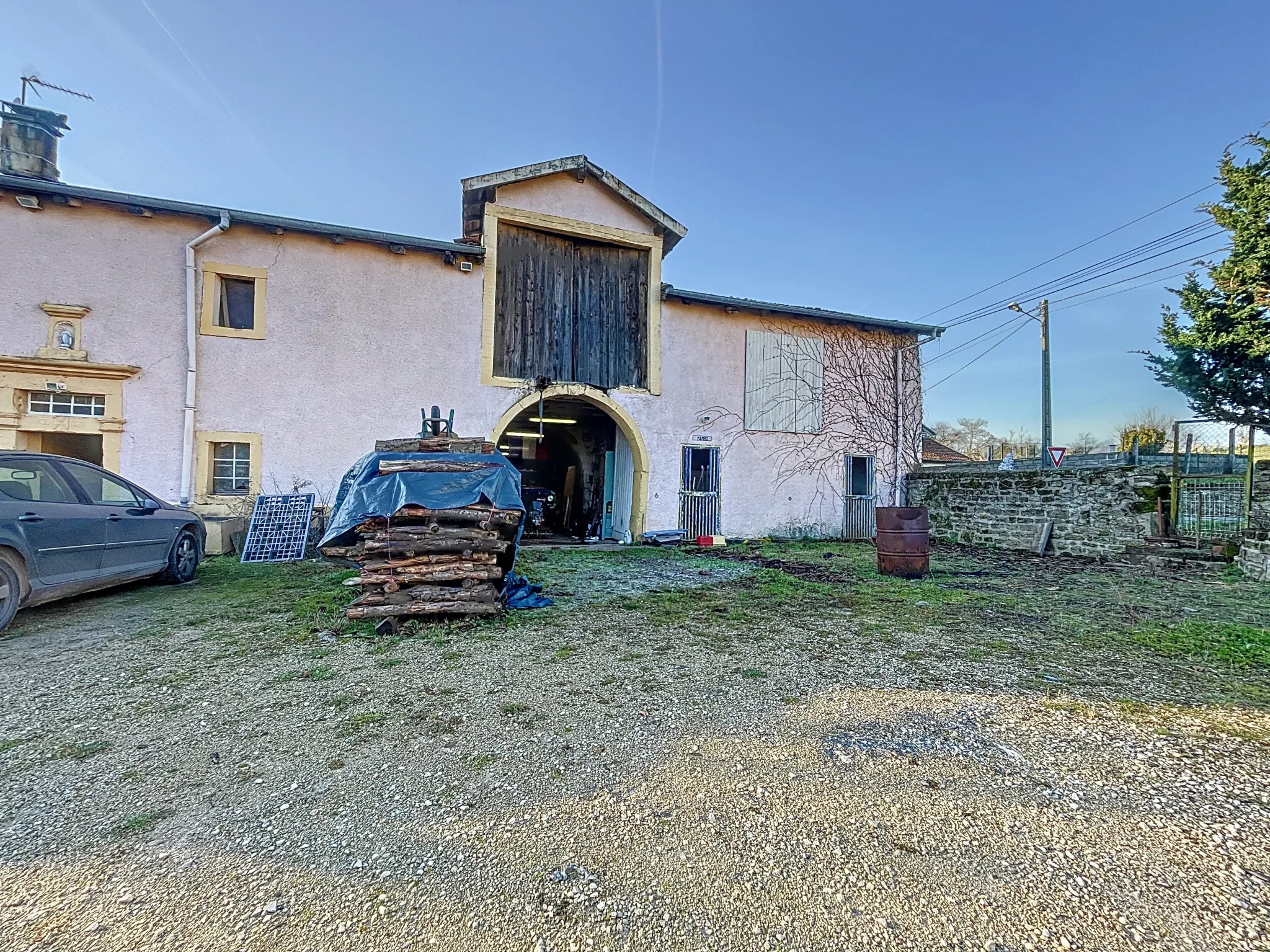Maison à rénover à Uzémain avec piscine et grand terrain - Charmante résidence historique 
