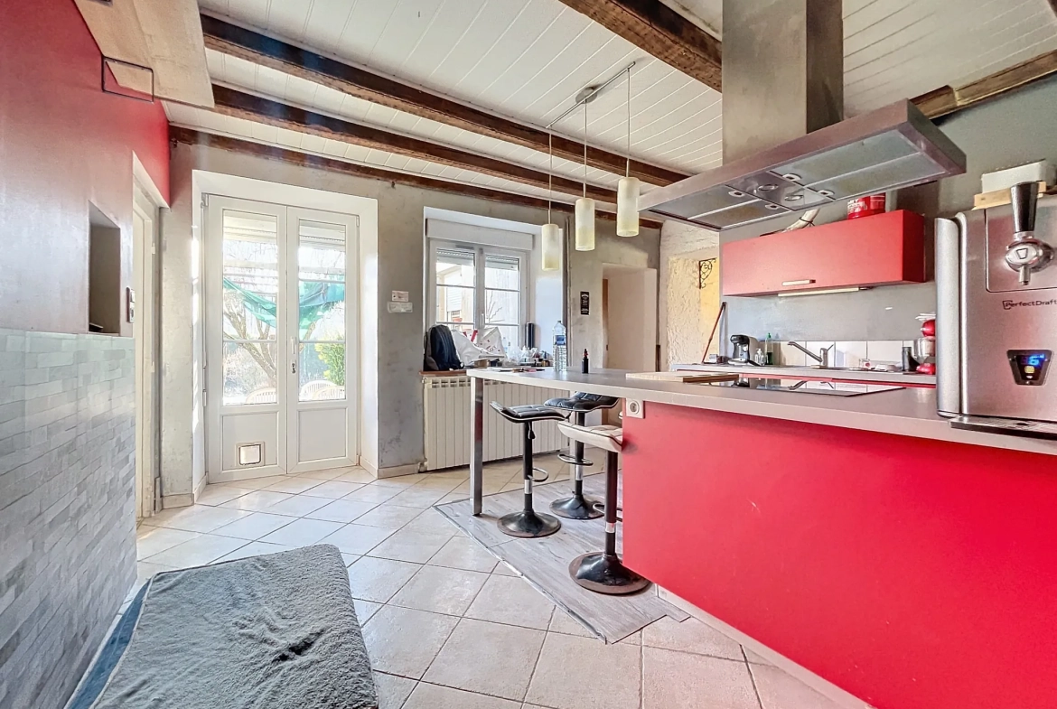Maison à rénover à Uzémain avec piscine et grand terrain - Charmante résidence historique 