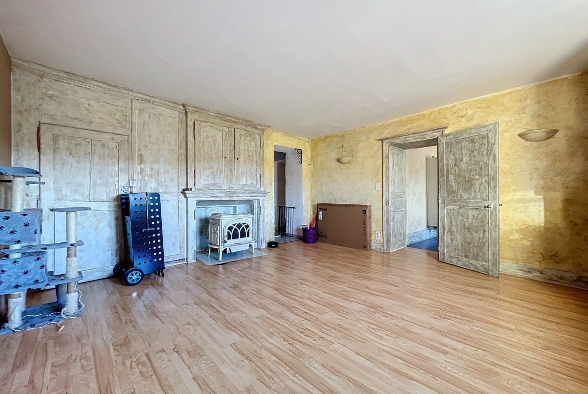 Maison à rénover à Uzémain avec piscine et grand terrain - Charmante résidence historique 