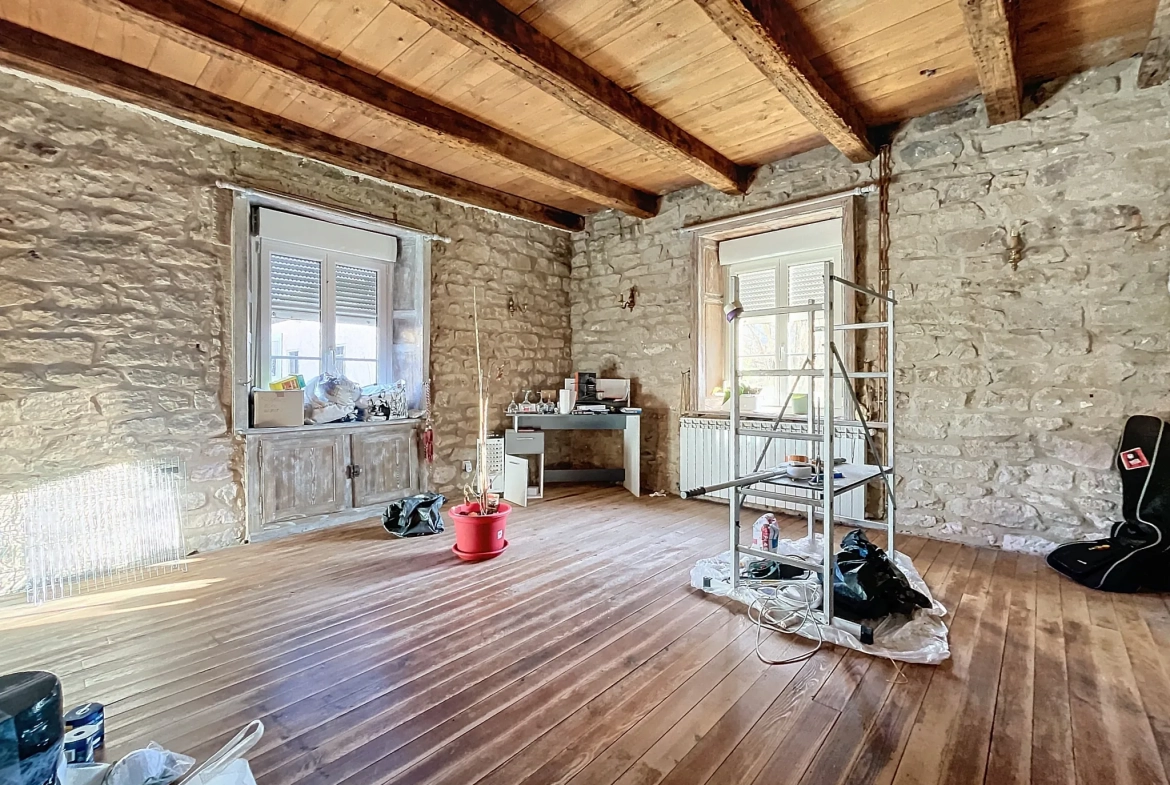 Maison à rénover à Uzémain avec piscine et grand terrain - Charmante résidence historique 