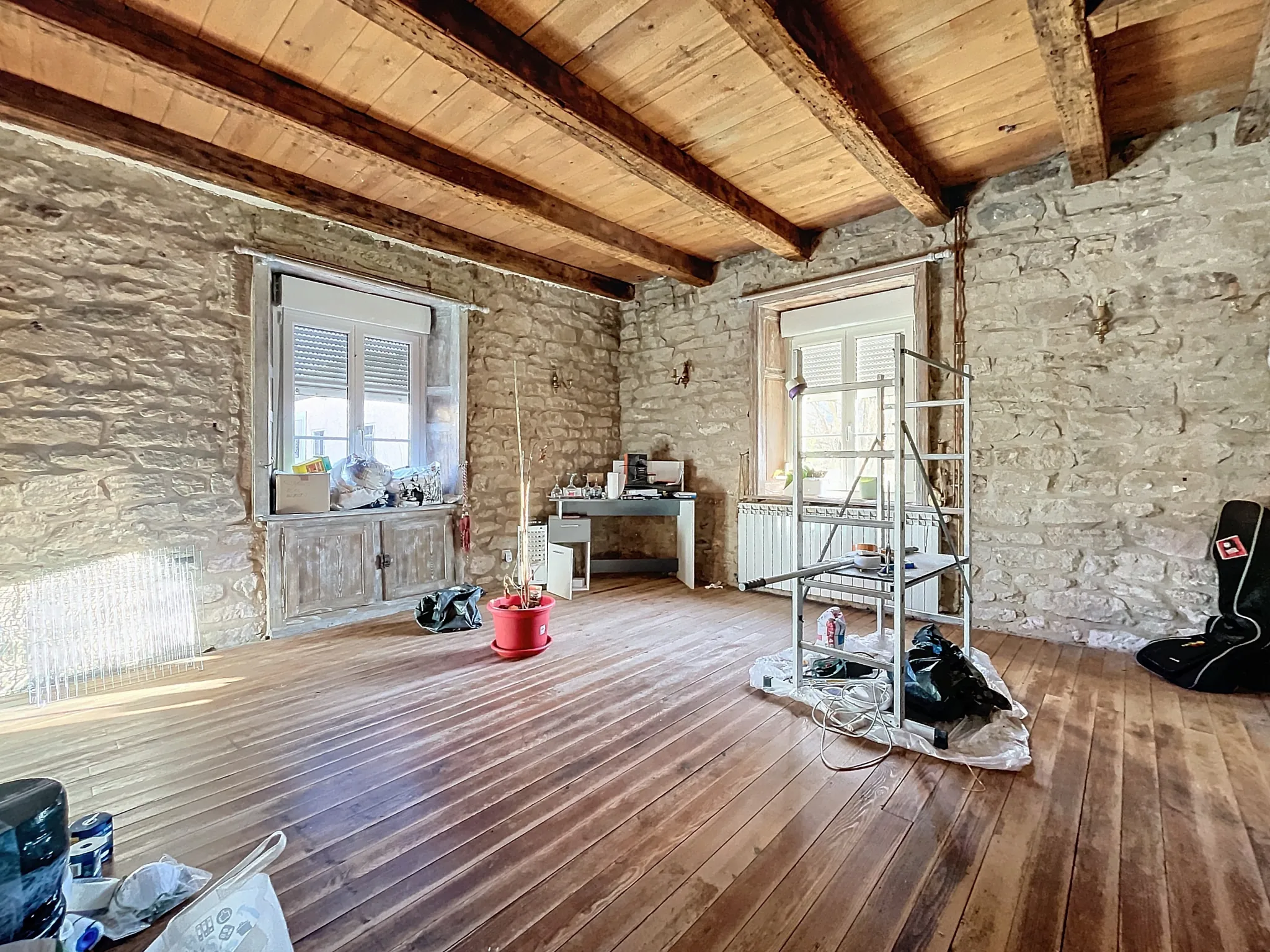 Maison à rénover à Uzémain avec piscine et grand terrain - Charmante résidence historique 