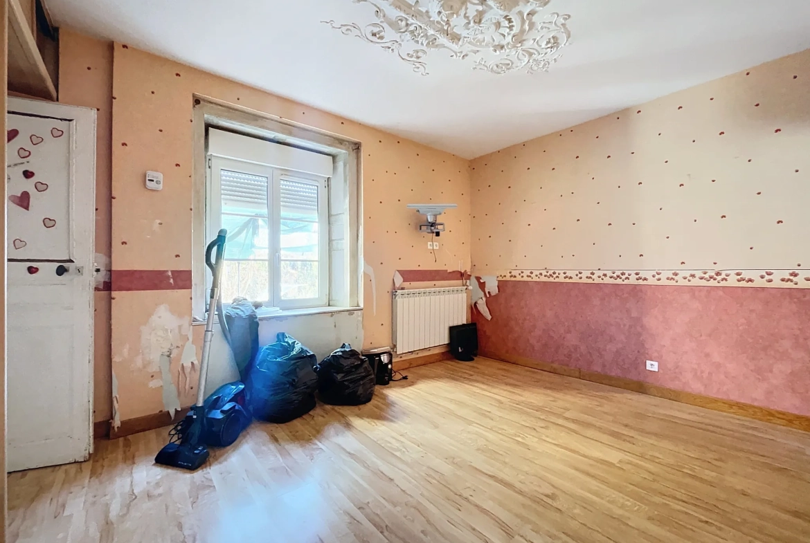 Maison à rénover à Uzémain avec piscine et grand terrain - Charmante résidence historique 