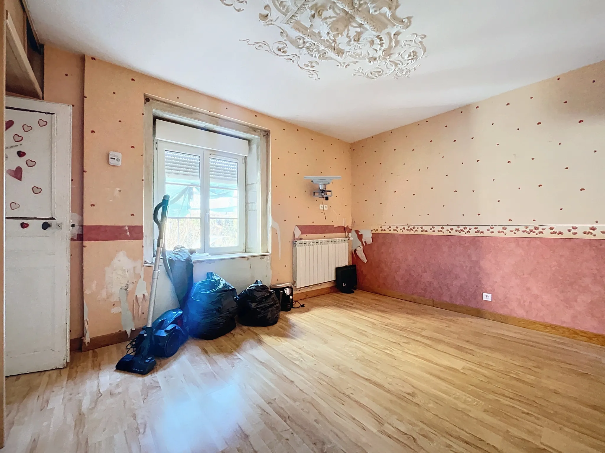 Maison à rénover à Uzémain avec piscine et grand terrain - Charmante résidence historique 