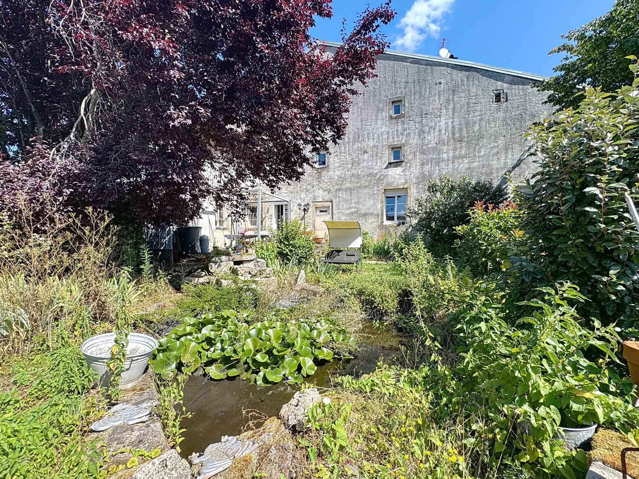 Maison à rénover à Uzémain avec piscine et grand terrain - Charmante résidence historique 