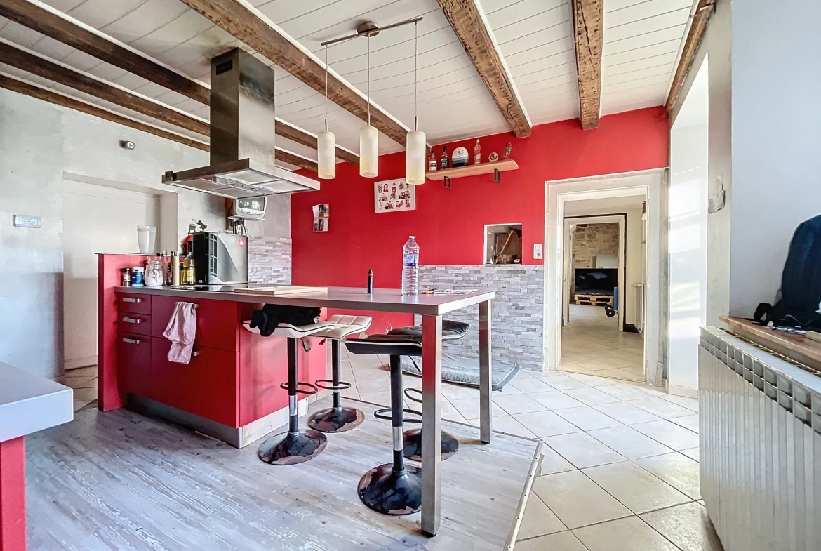 Maison à rénover à Uzémain avec piscine et grand terrain - Charmante résidence historique 