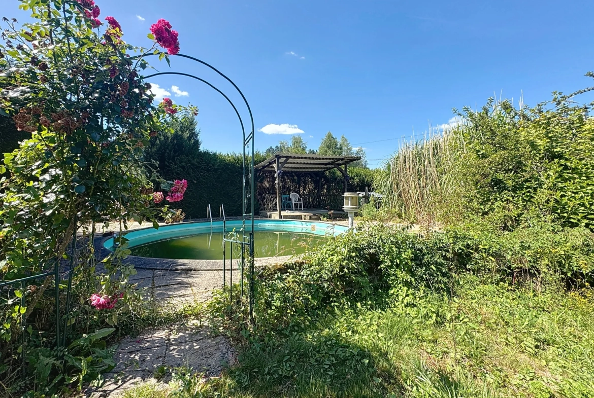 Maison à rénover à Uzémain avec piscine et grand terrain - Charmante résidence historique 