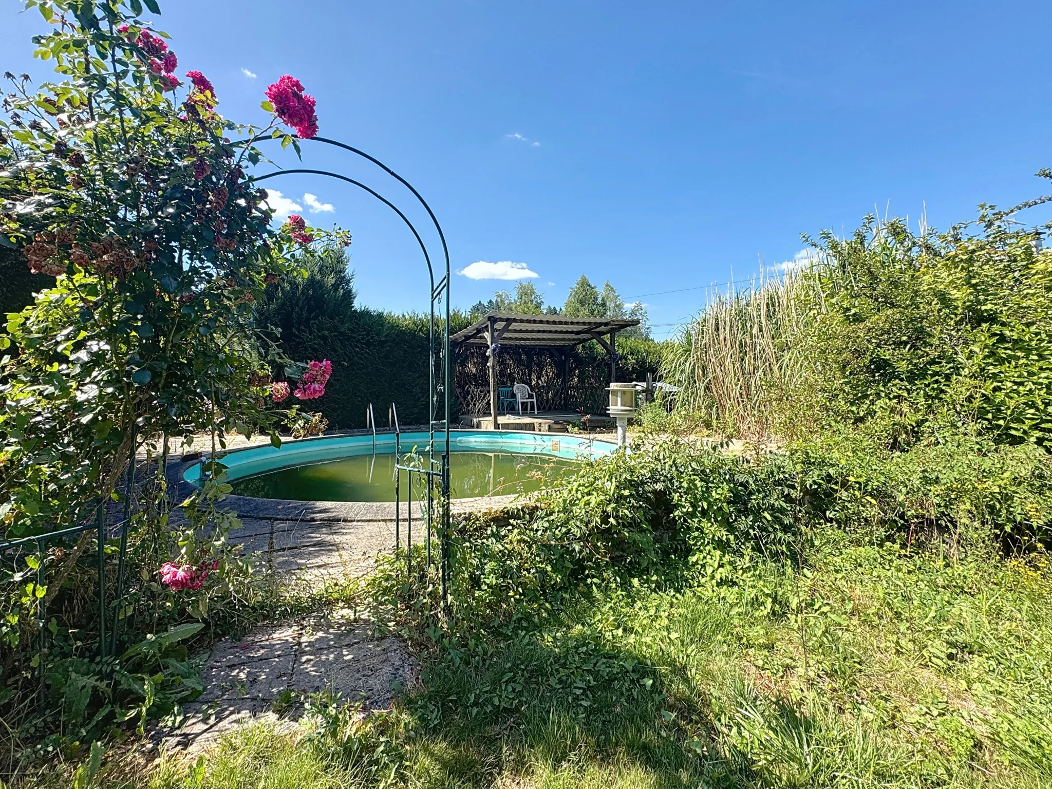 Maison à rénover à Uzémain avec piscine et grand terrain - Charmante résidence historique 
