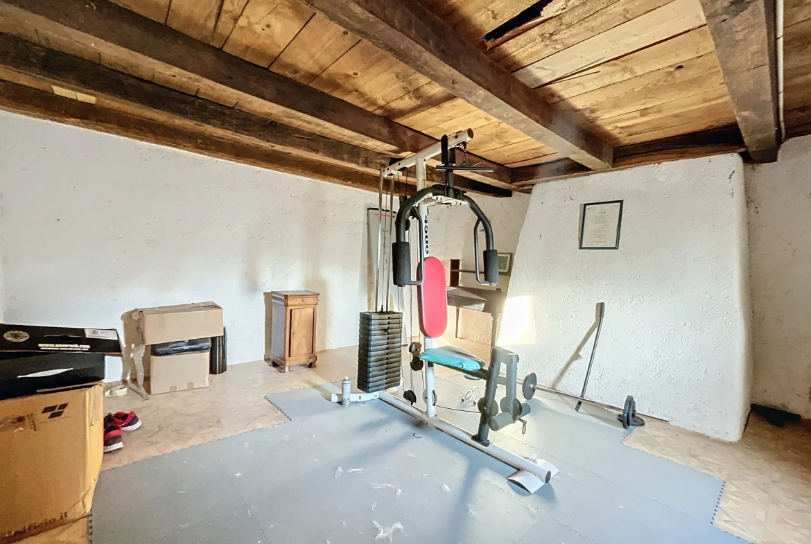 Maison à rénover à Uzémain avec piscine et grand terrain - Charmante résidence historique 