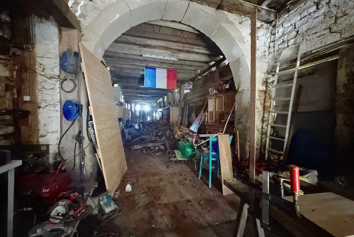 Maison à rénover à Uzémain avec piscine et grand terrain - Charmante résidence historique 