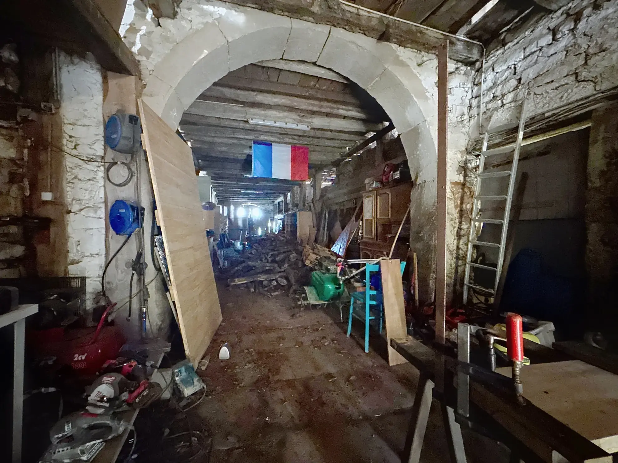 Maison à rénover à Uzémain avec piscine et grand terrain - Charmante résidence historique 