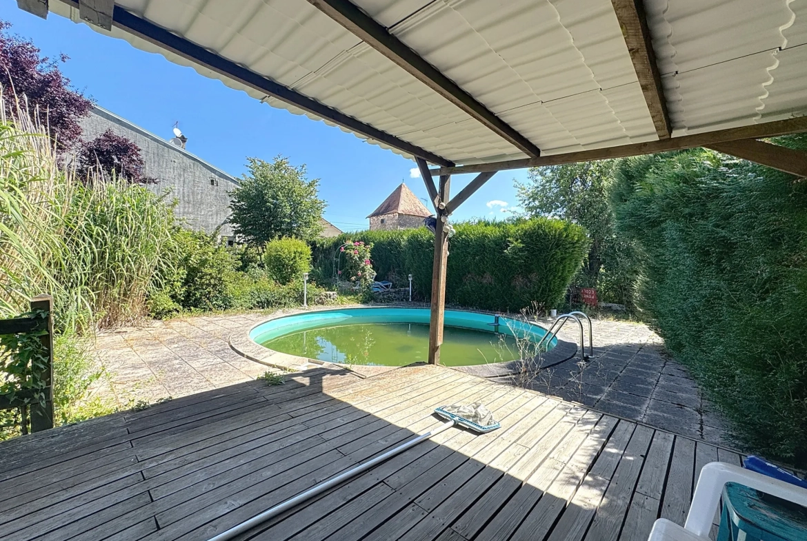 Maison à rénover à Uzémain avec piscine et grand terrain - Charmante résidence historique 