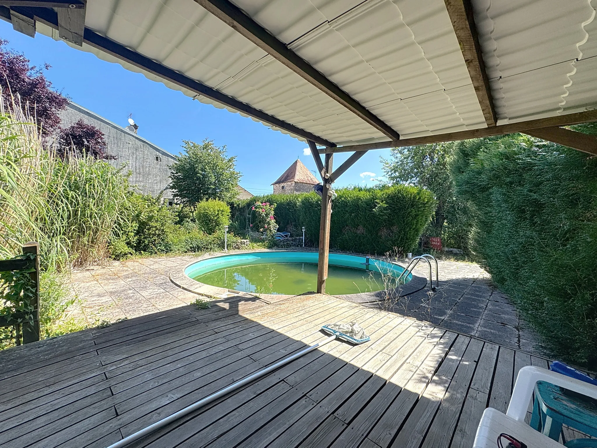 Maison à rénover à Uzémain avec piscine et grand terrain - Charmante résidence historique 