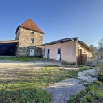 Maison à rénover à Uzémain avec piscine et grand terrain - Charmante résidence historique