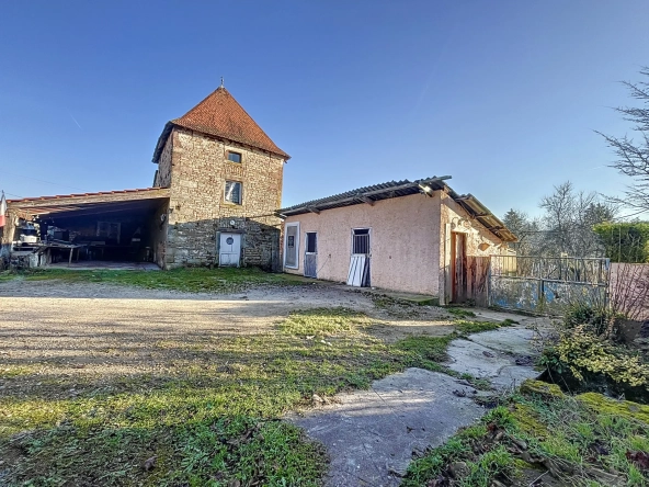 Maison à rénover à Uzémain avec piscine et grand terrain - Charmante résidence historique