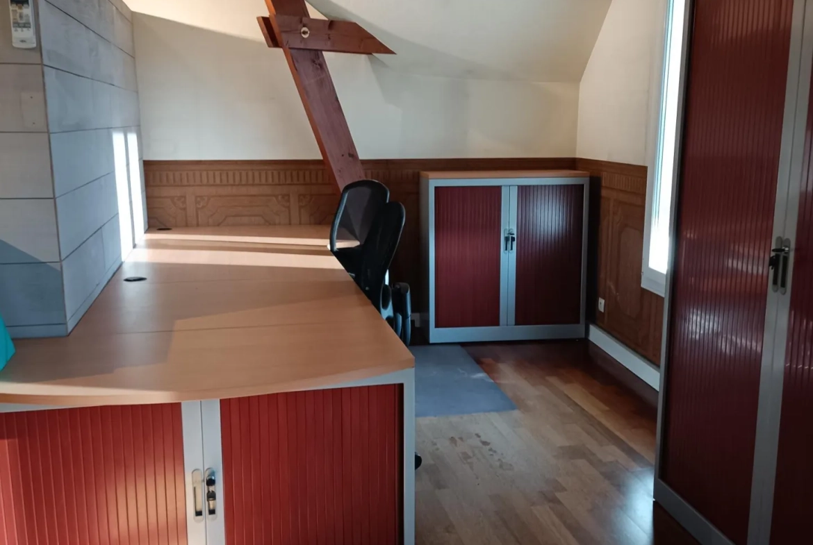 Local professionnel ou habitation de 53 m² à Vierzon, centre-ville, avec parking 