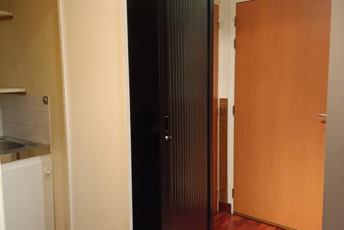 Local professionnel ou habitation de 53 m² à Vierzon, centre-ville, avec parking 