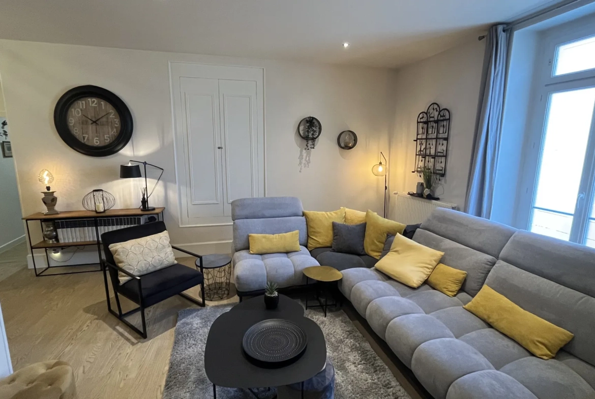 Appartement spacieux de 150 m² en centre-ville d'Autun avec extérieur et stationnement 