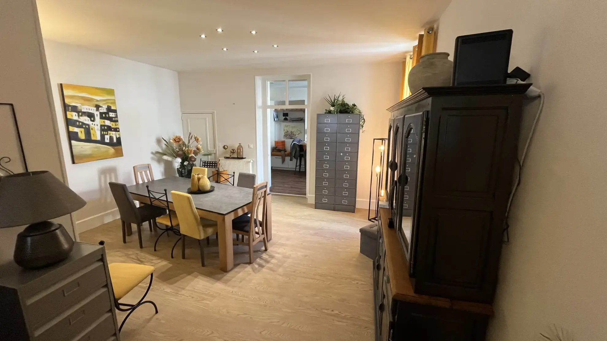 Appartement spacieux de 150 m² en centre-ville d'Autun avec extérieur et stationnement 