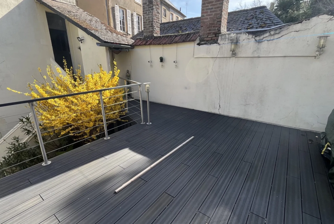 Appartement spacieux de 150 m² en centre-ville d'Autun avec extérieur et stationnement 