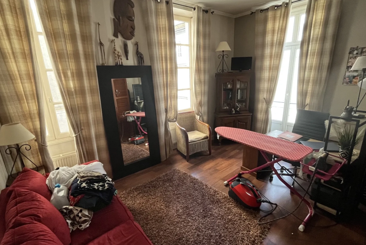 Appartement spacieux de 150 m² en centre-ville d'Autun avec extérieur et stationnement 