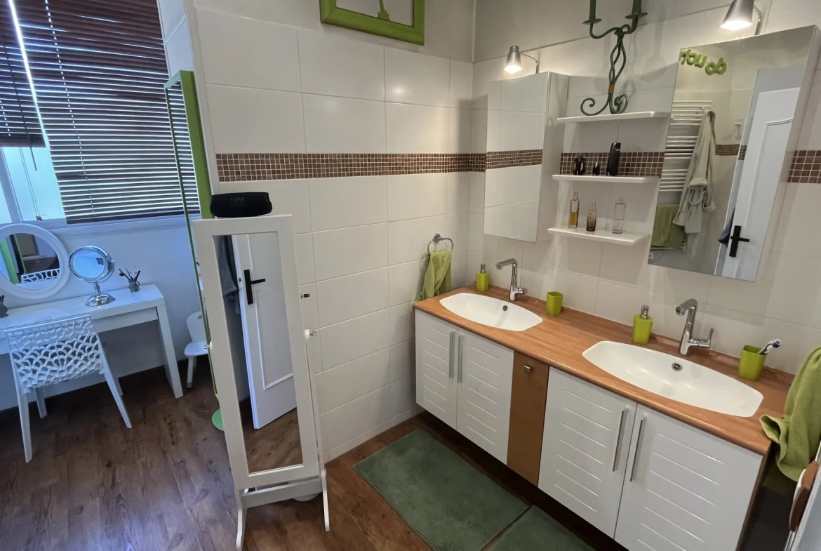 Appartement spacieux de 150 m² en centre-ville d'Autun avec extérieur et stationnement 