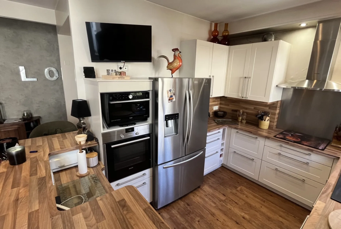 Appartement spacieux de 150 m² en centre-ville d'Autun avec extérieur et stationnement 