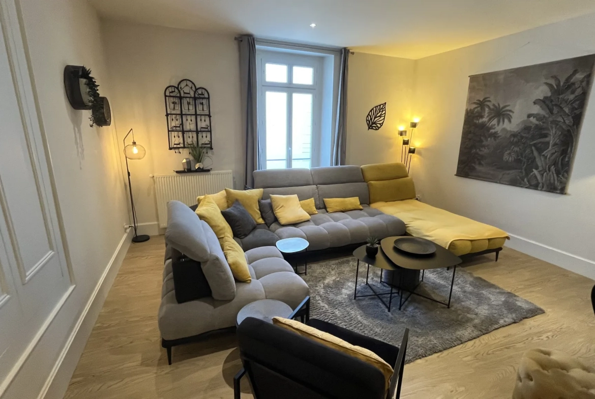 Appartement spacieux de 150 m² en centre-ville d'Autun avec extérieur et stationnement 