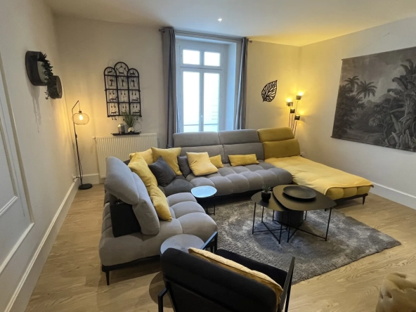 Appartement spacieux de 150 m² en centre-ville d'Autun avec extérieur et stationnement